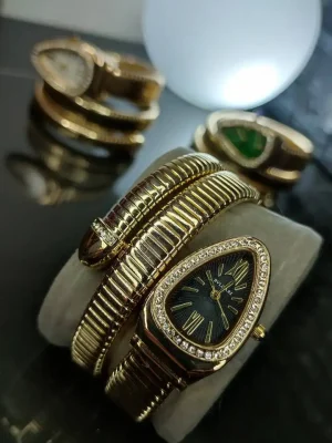 زنانه ماری دور نگین بو‌ لگاری