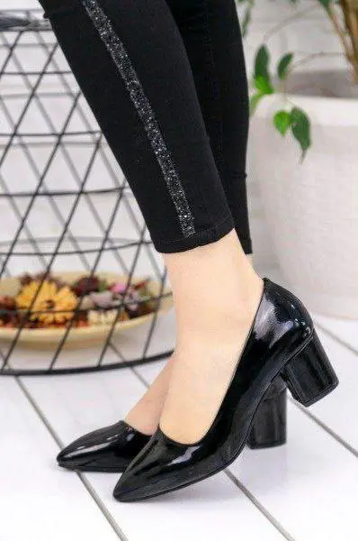 کفش پاشنه دار ورنی زنانه